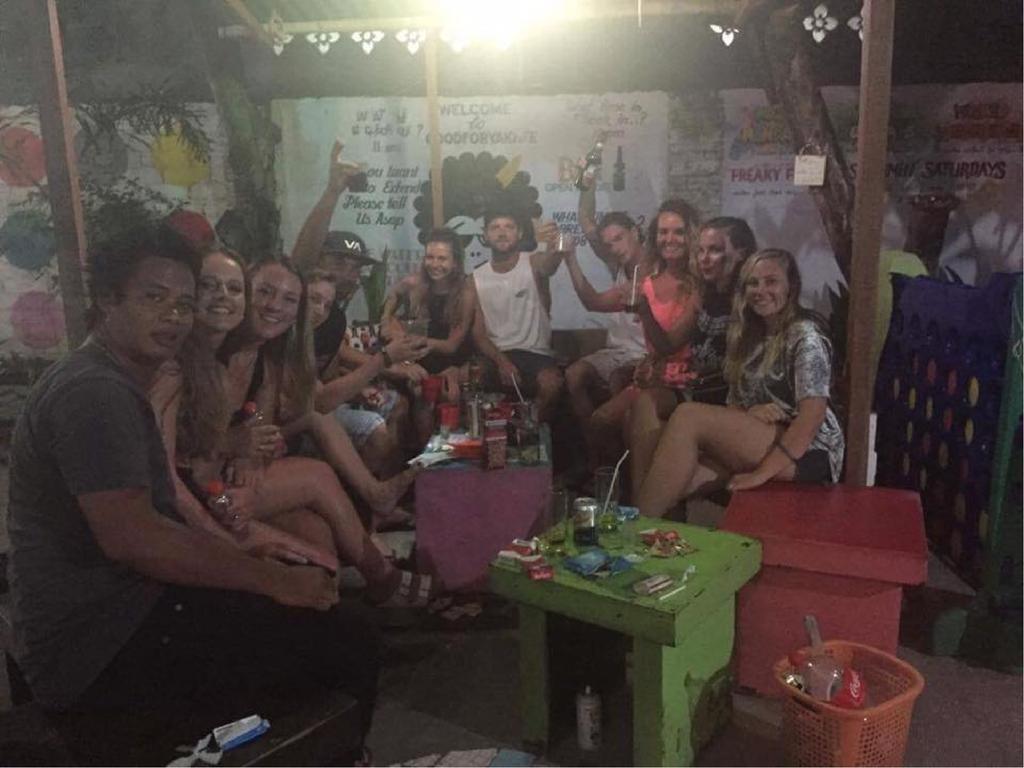 Good For Ya Knee Hostel & Bungalows (Adults Only) Gili Trawangan Exterior photo